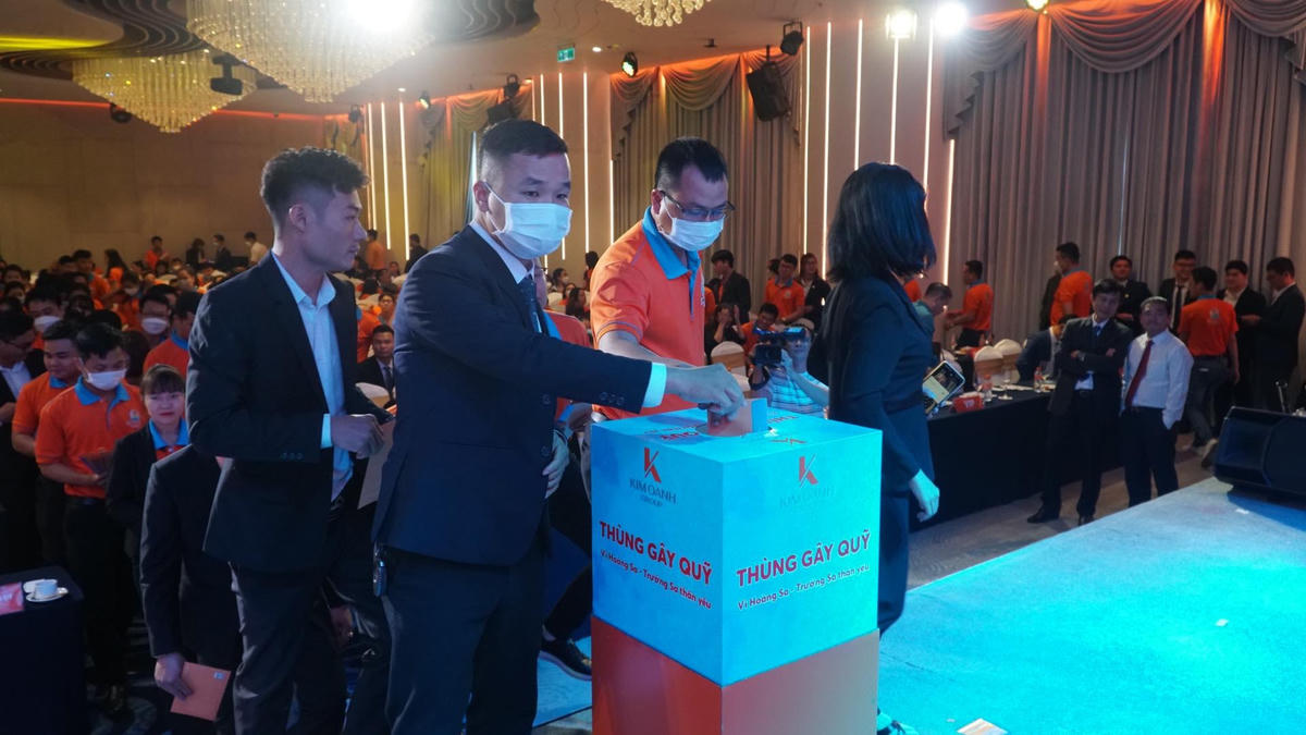 Cán bộ nhân viên Kim Oanh ủng hộ quỹ "Vì Hoàng Sa-Trường Sa thân yêu"