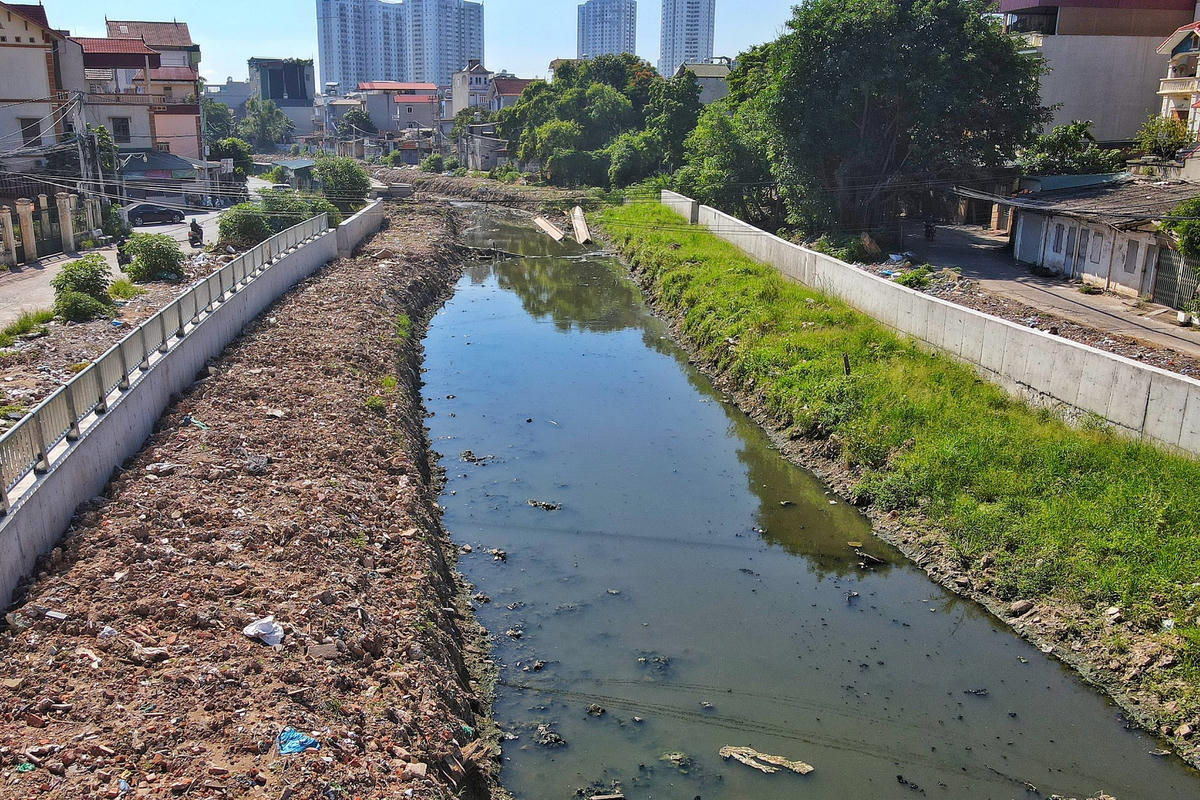 Hạng mục còn lại gồm 2,4 km hai bờ kênh, dầm chống đáy kênh, nạo vét hoàn thiện mặt cắt kênh, làm đường giao thông hai bên bờ, trồng cây xanh và thi công đèn chiếu sáng hai bên đường.Theo kế hoạch, toàn bộ dự án sẽ hoàn thành đưa vào khai thác cuối năm 2022. Tuy nhiên, hiện trạm bơm chưa thể hoạt động hết công suất do mực nước thấp, không đủ nước để vận hành. Nguyên nhân là hệ thống kênh dẫn nước La Khê đang thi công dang dở khiến dòng chảy về trạm bơm bị hạn chế. Chủ tịch UBND quận Hà Đông, bà Cấn Việt Hà cho hay, dự án cải tạo tiêu thoát nước cho khu vực phía Tây Hà Nội có tổng diện tích cần giải phóng mặt bằng (GPMB) là 30,7 ha, sau rà soát cần giải thoát 29,15 ha.“Đến nay đã GPMB được 28,45 ha, đạt 97,59% đã bàn giao cho chủ đầu tư 26,32 ha để thi công. Quá trình GPMB có nhiều khó khăn do vướng nhiều cơ chế chính sách, đến nay đã được thành phố và các sở ngành tháo gỡ, đặc biệt là công tác tái định cư”, cho hay.