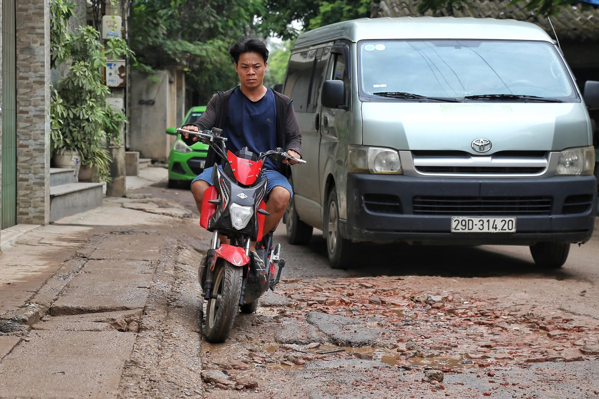 Việc đi lại của người dân trên tuyến đường này gặp nhiều khó khăn.