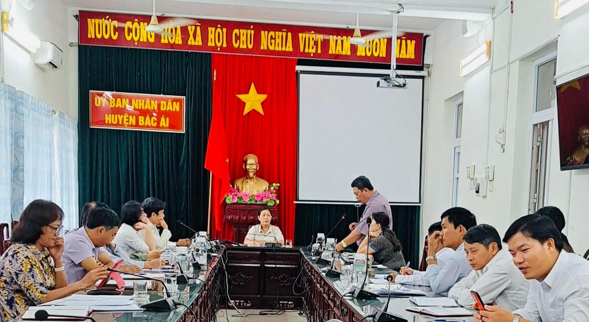 Phó Chủ tịch Ủy ban MTTQ Việt Nam tỉnh Ninh Thuận, bà Nguyễn Thị Lệ, làm việc với Ban chỉ đạo huyện Bác Ái.
