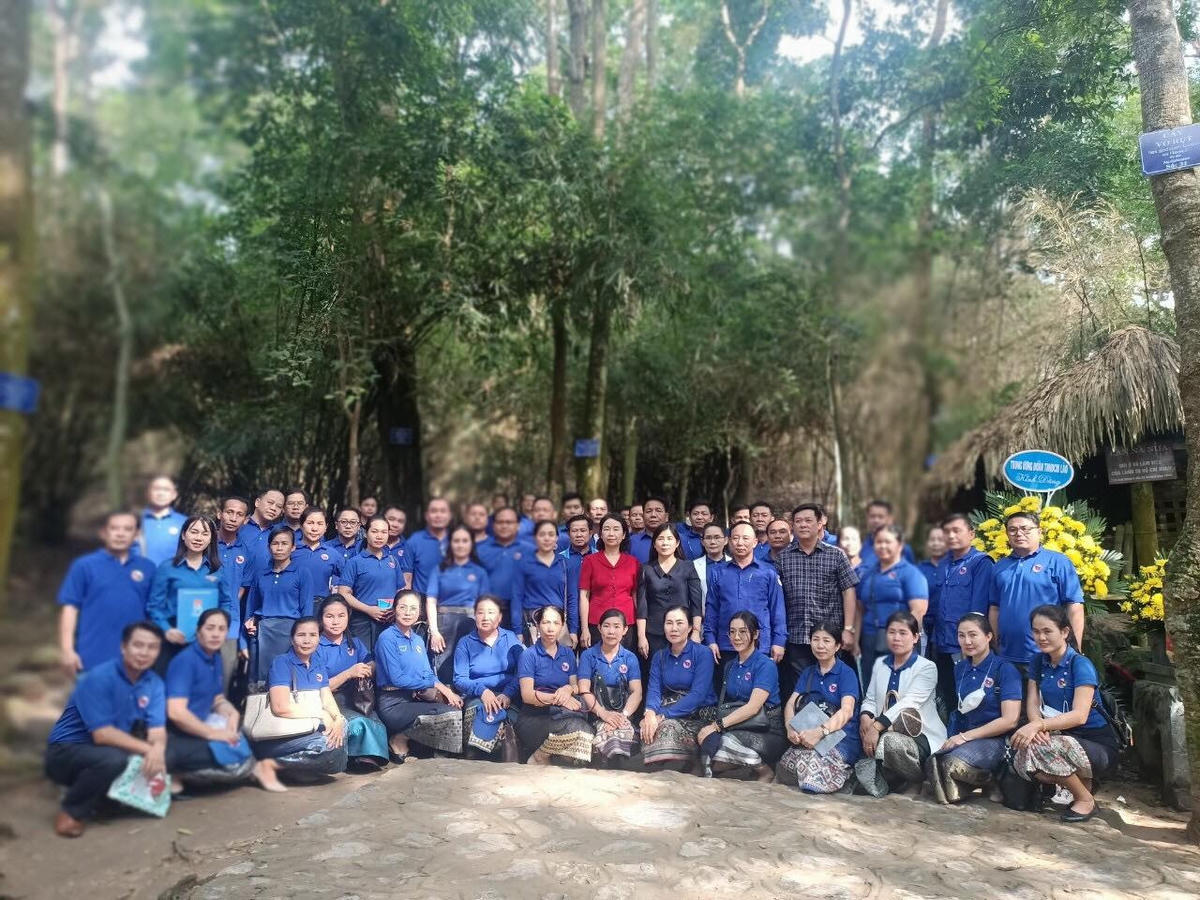 Đoàn đại biểu Trung ương Đoàn Thanh niên Lào chụp ảnh lưu niệm tại đình Tân Trào.