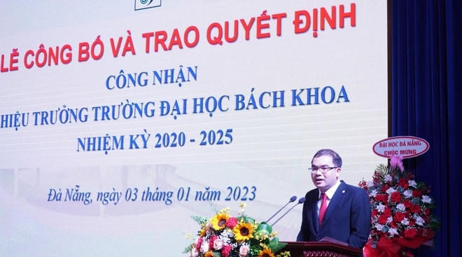 PGS.TS Nguyễn Hữu Hiếu tại Lễ công nhận là Hiệu trưởng Trường Đại học Bách khoa Đà Nẵng. 