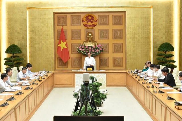 Phó Thủ tướng Lê Minh Khái phát biểu tại phiên họp.