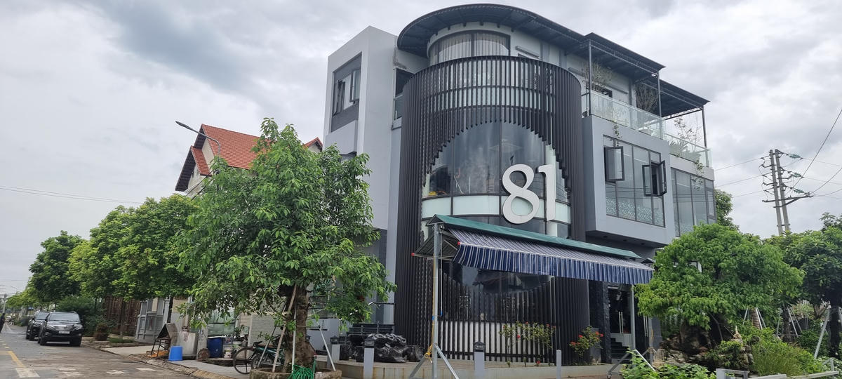 Kiến trúc giống với ngôi nhà cao tầng, với nhiều nội thất này nằm trên đất của Cụm công nghiệp Làng nghề Dương Liễu.