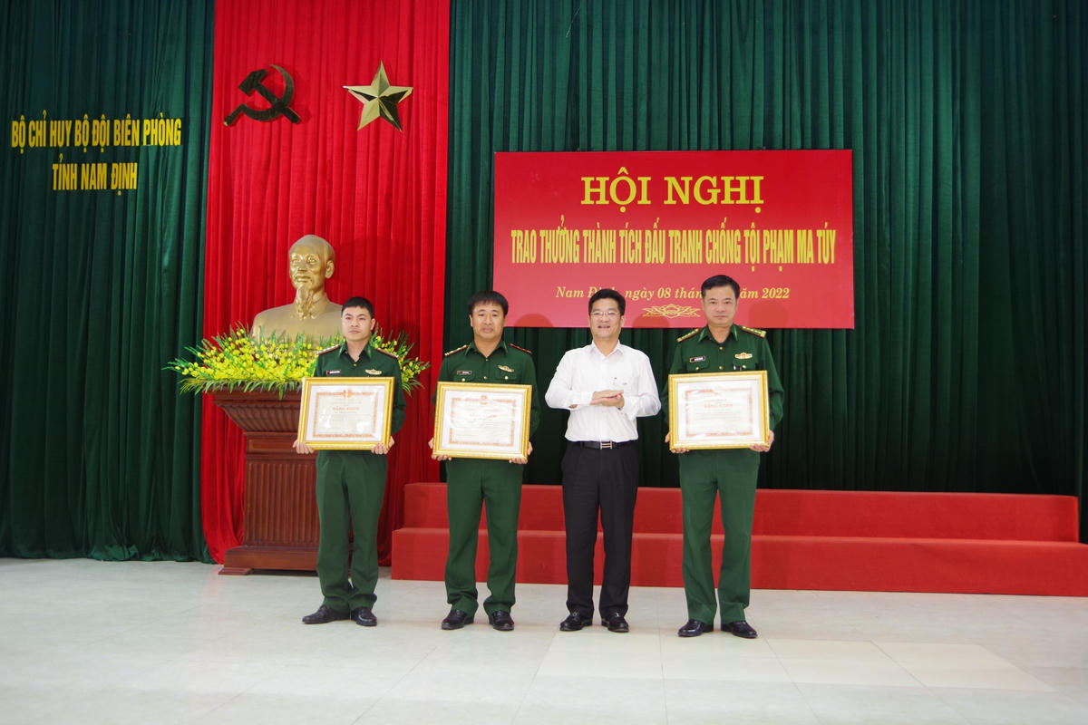 Phó Chủ tịch Thường trực UBND tỉnh Nam Định Trần Anh Dũng đã trao Bằng khen của Chủ tịch UBND tỉnh cho các tập thể, cá nhân tham gia đấu tranh thành công chuyên án. 