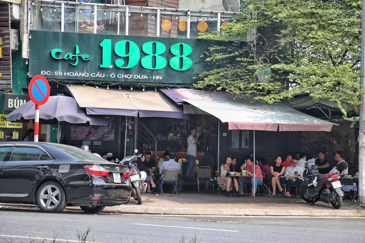 Tương tự, tại số 59 Hoàng Cầu một quán cafe ngang nhiên vi phạm chiếm hết phần vỉa hè.