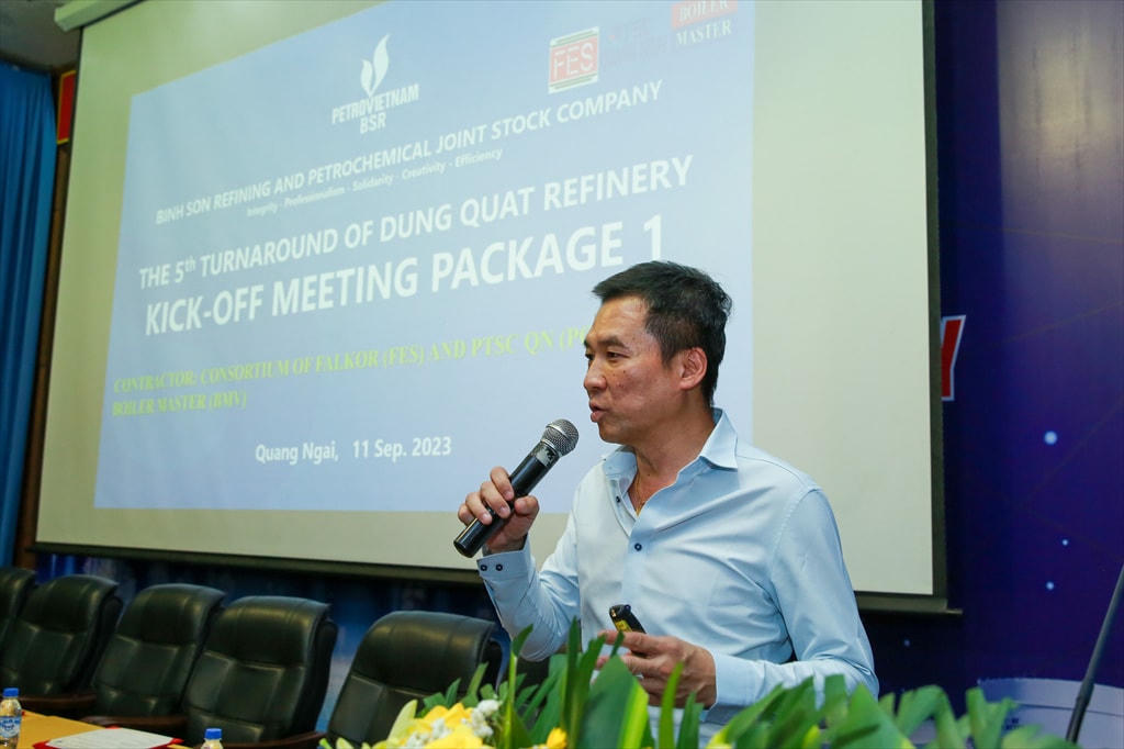 Đại diện nhà thầu gói 1 trình bày năng lực, kế hoạch thực hiện và cam kết tiến độ.