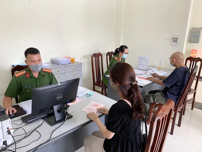 Người dân đến làm thủ tục đăng ký thường trú tại quận Nam Từ Liêm (Hà Nội). Ảnh: TL.