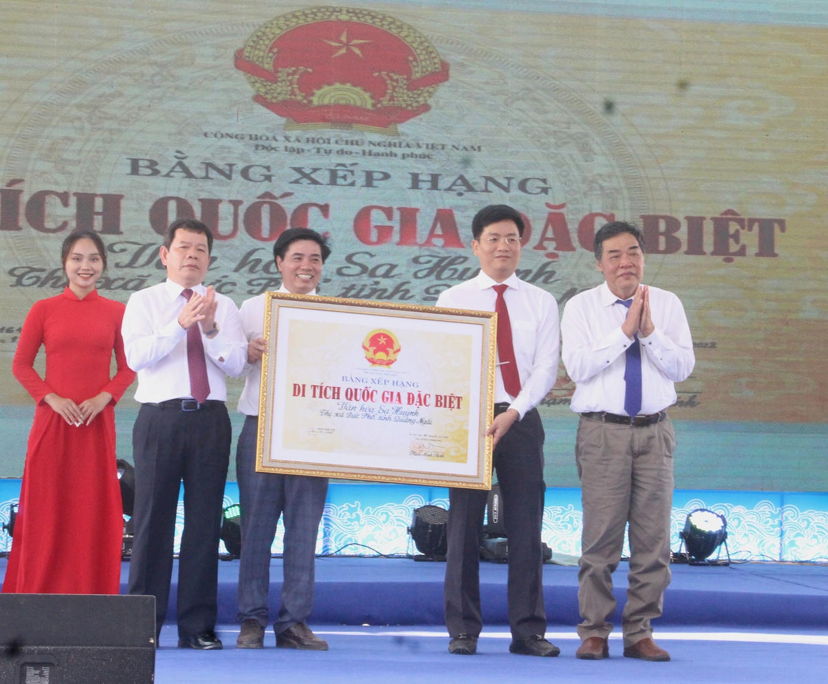 Trao Bằng xếp hạng di tích Quốc gia đặc biệt Văn hóa Sa Huỳnh cho tỉnh Quảng Ngãi.