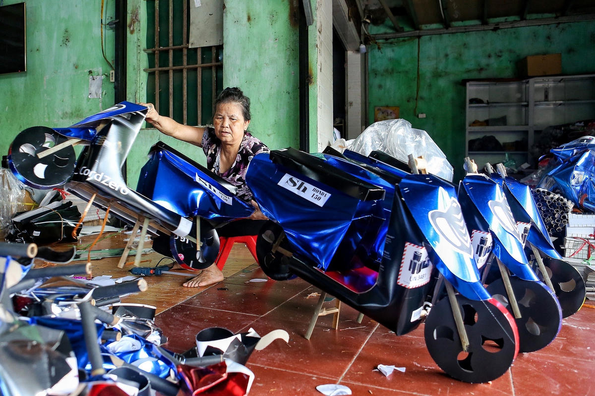 Những ngày này, người dân nơi đây trở lên tất bật, hối hả hơn để trả kịp hàng trả cho các lái buôn.