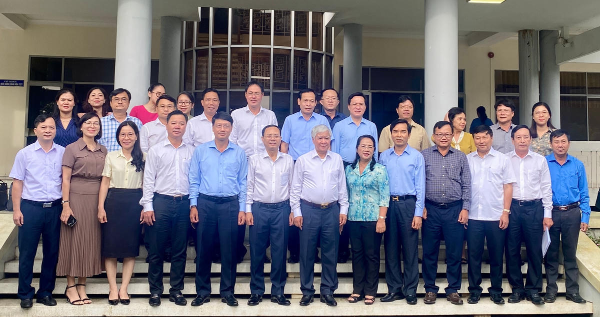 Chủ tịch Đỗ Văn Chiến cùng các đại biểu chụp ảnh lưu niệm.