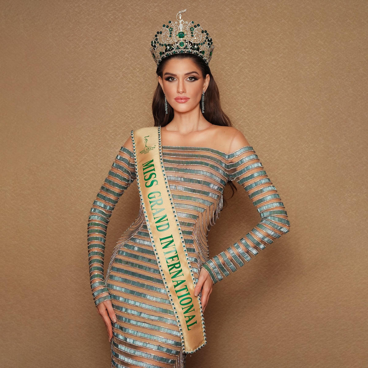 Trước khi giành danh hiệu Miss Grand Brazil 2022, cô đoạt giải Hoa hậu sinh viên Marília và Miss Teen International. Người đẹp 9X được cho là hội đủ 3 yếu tố mà cuộc thi Miss Grand International luôn tìm kiếm đó là Body (hình thể), Beauty (sắc đẹp) và Brain (trí tuệ).