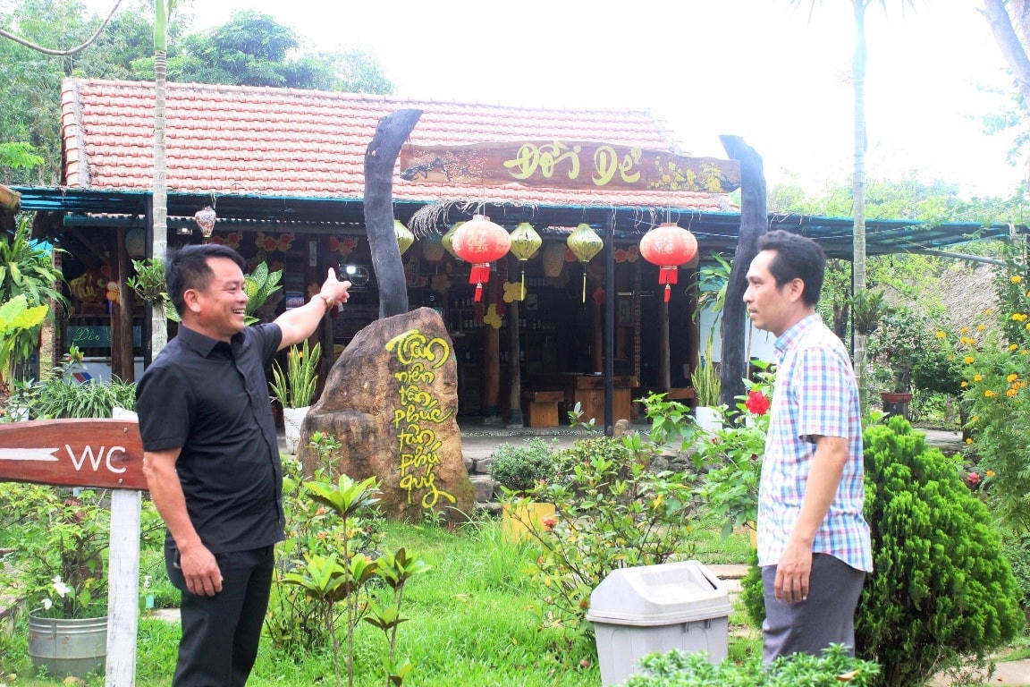 Ông Ngô Xuân Dũng (thôn Đông Sơn, xã Cự Nẫm) giới thiệu khu du lịch của gia đình với du khách.