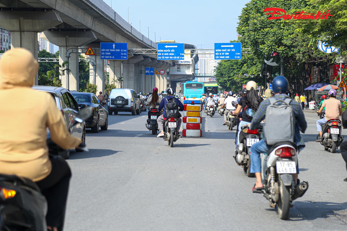 Xe buýt, xe máy, ô tô ra vào bên trong hàng rào cứng rất lộn xộn, làm ảnh hương lớn đến luồng lưu thông của hai làn bên trong sát mép đường.