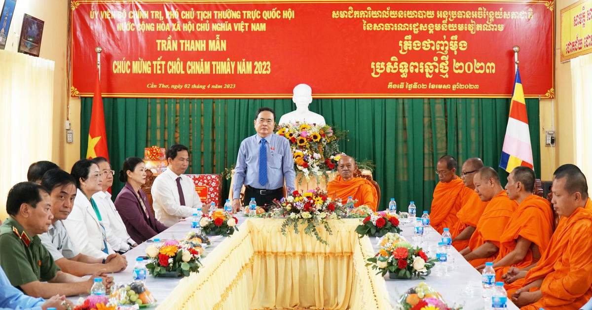 Phó Chủ tịch Thường trực Quốc hội Trần Thanh Mẫn thăm tặng quà và chúc Tết Chôl Chnăm Thmây các chức sắc tại Học viện Phật giáo Nam tông Khmer và Hội Đoàn kết Sư sãi yêu nước TP Cần Thơ.