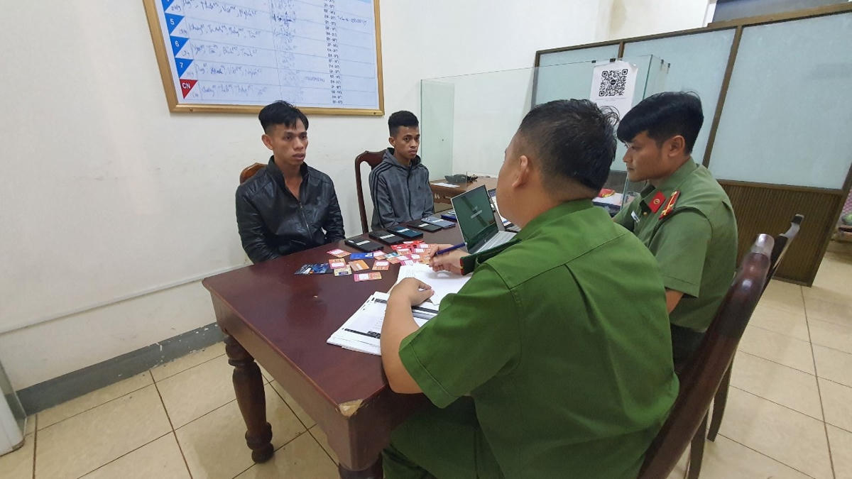 2 đối tượng lừa cho vay tiền qua mạng xã hội, chiếm đoạt hơn 5 tỷ đồng tại cơ quan Công an.