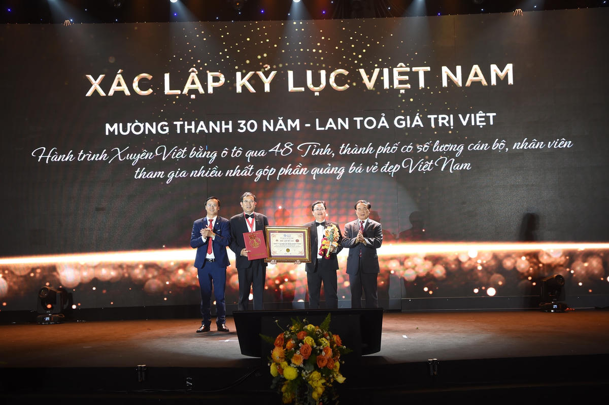 Đại sứ Ngô Quang Xuân, Phó Chủ tịch TƯ Hội Kỷ lục Gia Việt Nam và ông Hoàng Thái Tuấn Anh, Tổng thư ký Tổ chức Kỷ lục Đông Dương, Trưởng đại diện Miền Bắc Tổ chức Kỷ lục.