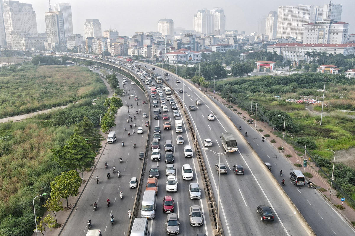 Tình trạng ùn tắc kéo dài trên tuyến đường vành đai 3 trên cao khiến hàng dài phương tiện di chuyển vào làn dừng khẩn cấp.