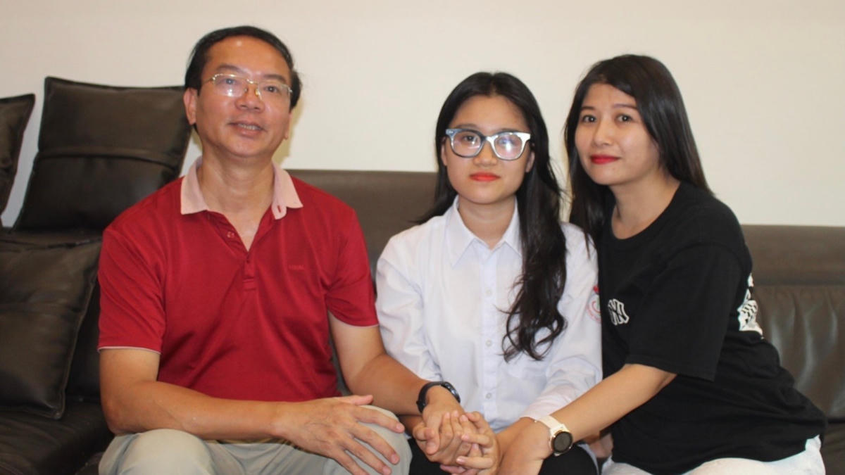 Nữ sinh Nguyễn Phi Hà An bên bố mẹ.