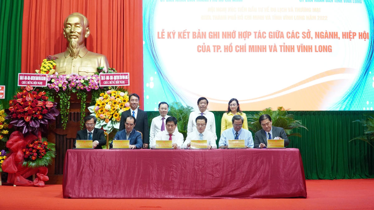 Lễ ký kết biên bản ghi nhớ hợp tác giữa các sở, ngành, hiệp hội tỉnh Vĩnh Long và TP HCM.