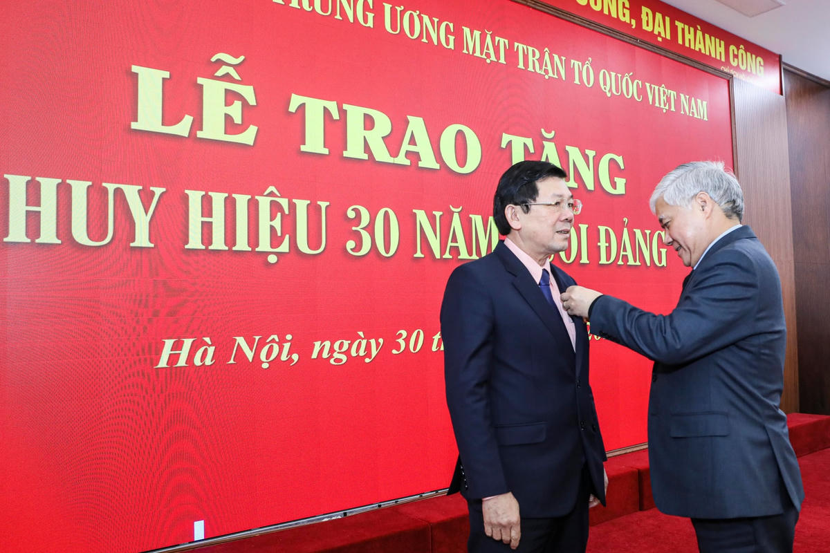 Trao tặng Huy hiệu 30 năm tuổi Đảng cho Phó Chủ tịch Nguyễn Hữu Dũng