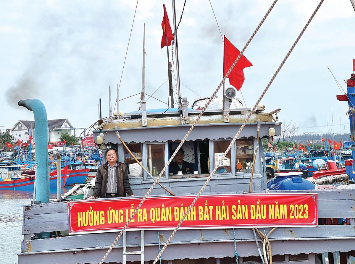 Một số tàu cá chuẩn bị ra khơi.  