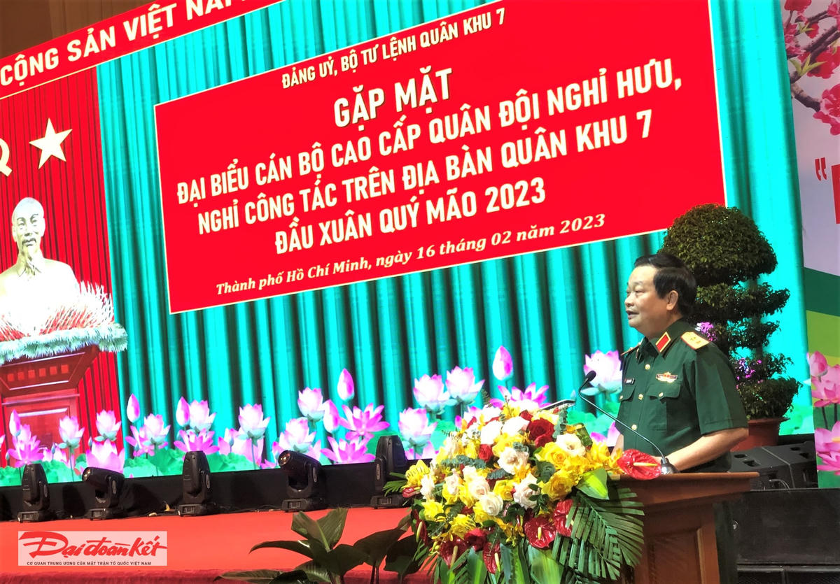 Trung tướng Trần Hoài Trung, Bí thư Đảng ủy, Chính ủy Quân khu 7 phát biểu tại buổi gặp mặt. (Ảnh: Hồng Phúc).