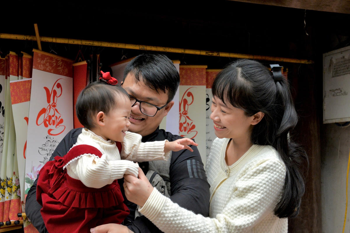 Chị Nguyễn Hồng Hạnh (TP Hải Phòng) chia sẻ: Cả gia đình tôi cảm thấy rất vui và hân hoan khi được đi chùa vào đầu năm để cầu bình an, may mắn. Thời tiết cũng rất chiều lòng người, hy vọng rằng thời tiết trong suốt chuyến du xuân của gia đình tôi đều đẹp như vậy.