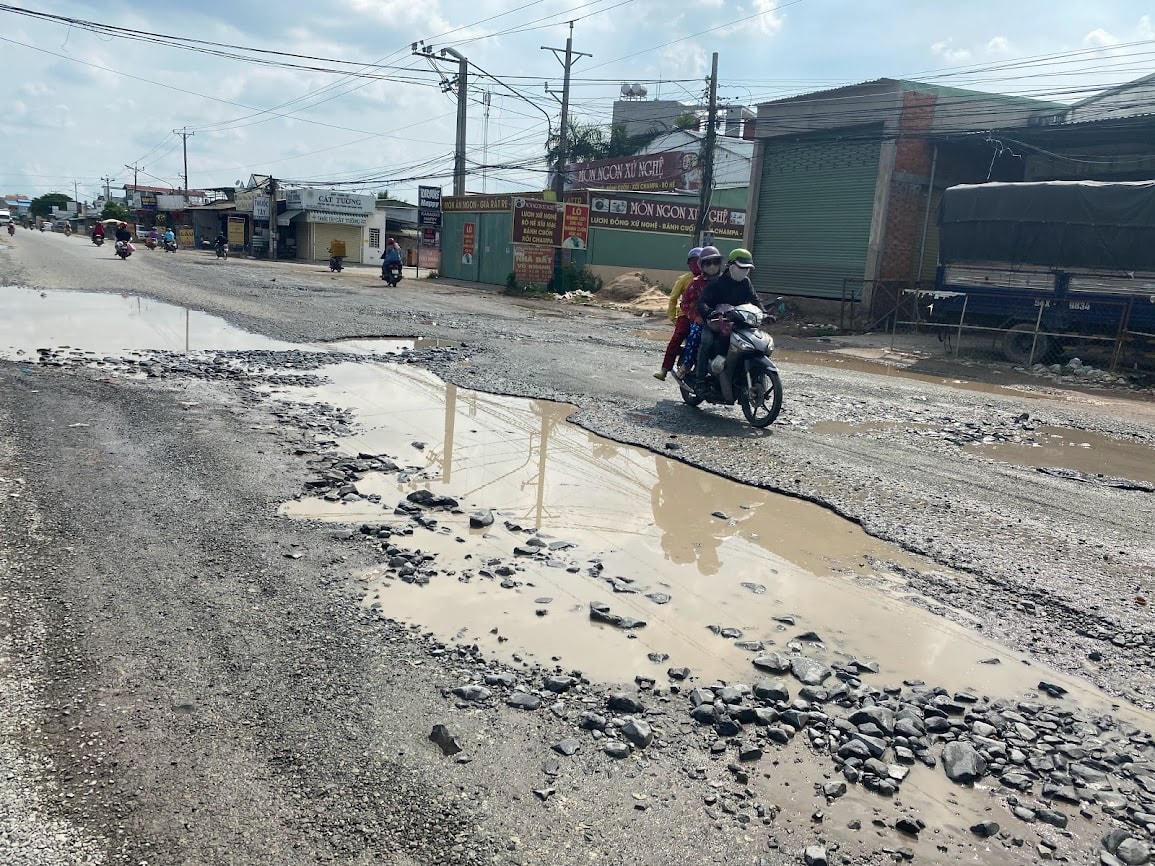Tuyến đường ĐT824 năm nào cũng hư hỏng do mưa.