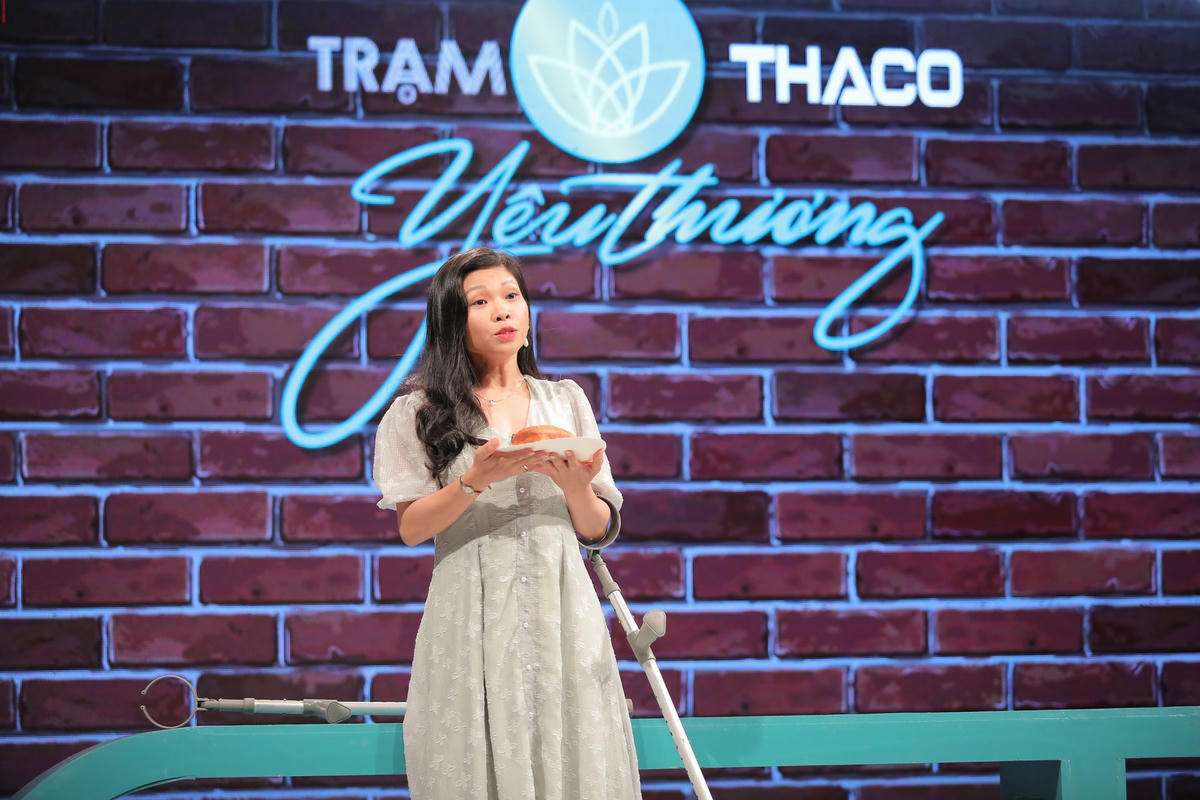 Hồ Thị Hương Thảo gây chú ý khi xuất hiện tại "Trạm yêu thương". 