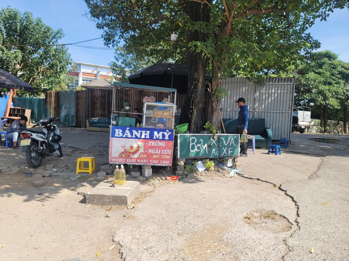 Nắm bắt tình hình, người dân ngay bên cạnh cây xăng bán xăng chai cho người qua đường.