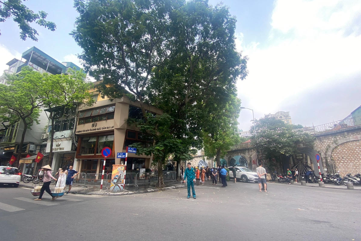 Cảnh sát lập rào chắn quanh quán cafe bị cháy (Ảnh: Hoàng Nguyên).