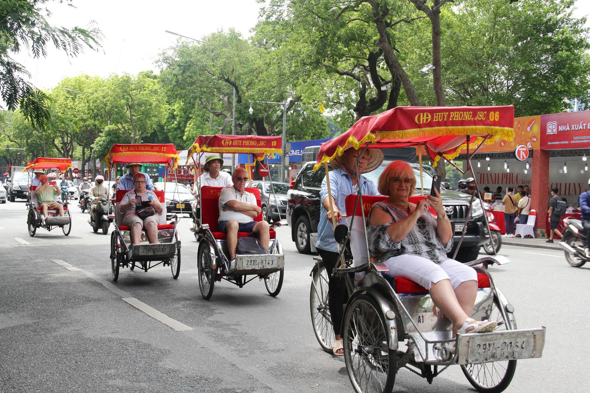 Khách quốc tế tham quan Hà Nội bằng xích lô.
