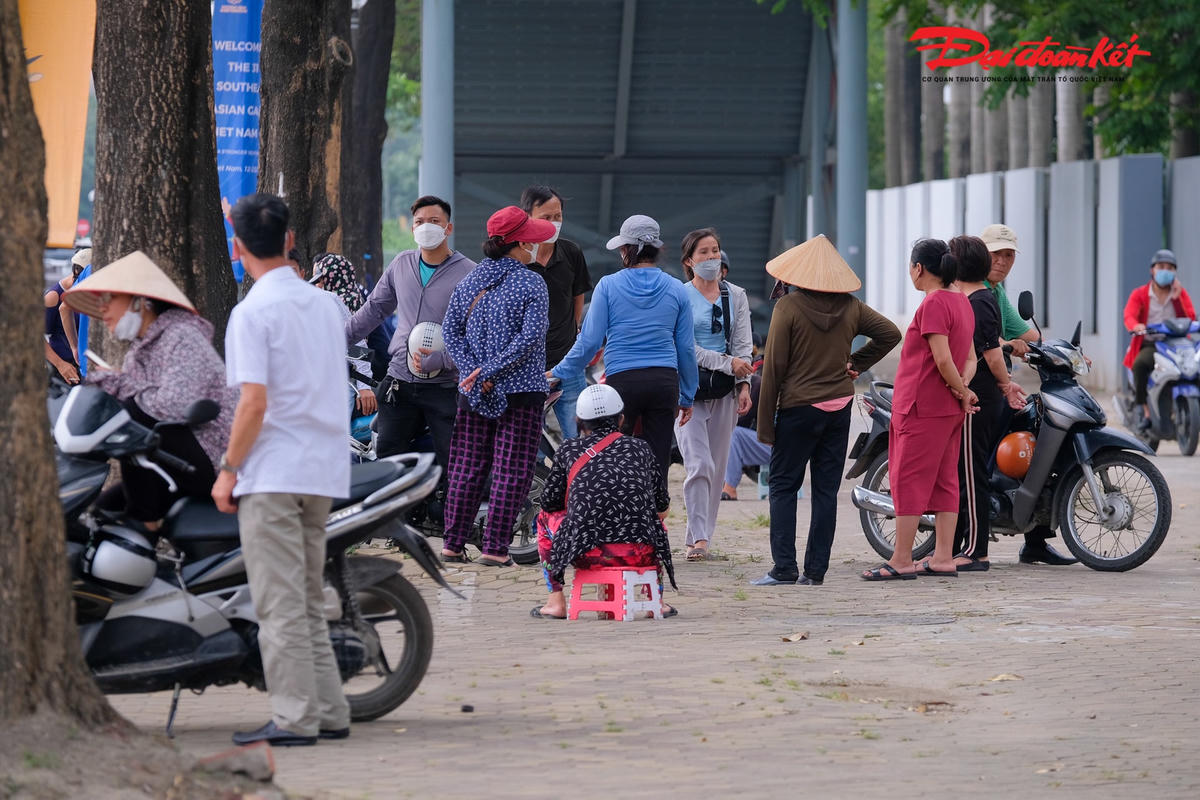Được biết, năm nay, ban tổ chức SEA Games 31 sẽ ủy quyền cho các đơn vị bán vé dưới dạng mã QR code để "check-in" trên một ứng dụng duy nhất. Song, vé trận chung kết có hai mệnh giá là 300.000 đồng và 500.000 đồng. Như vậy, so với mức giá gốc thì vé chợ đen được “thổi giá” gấp 30 lần.