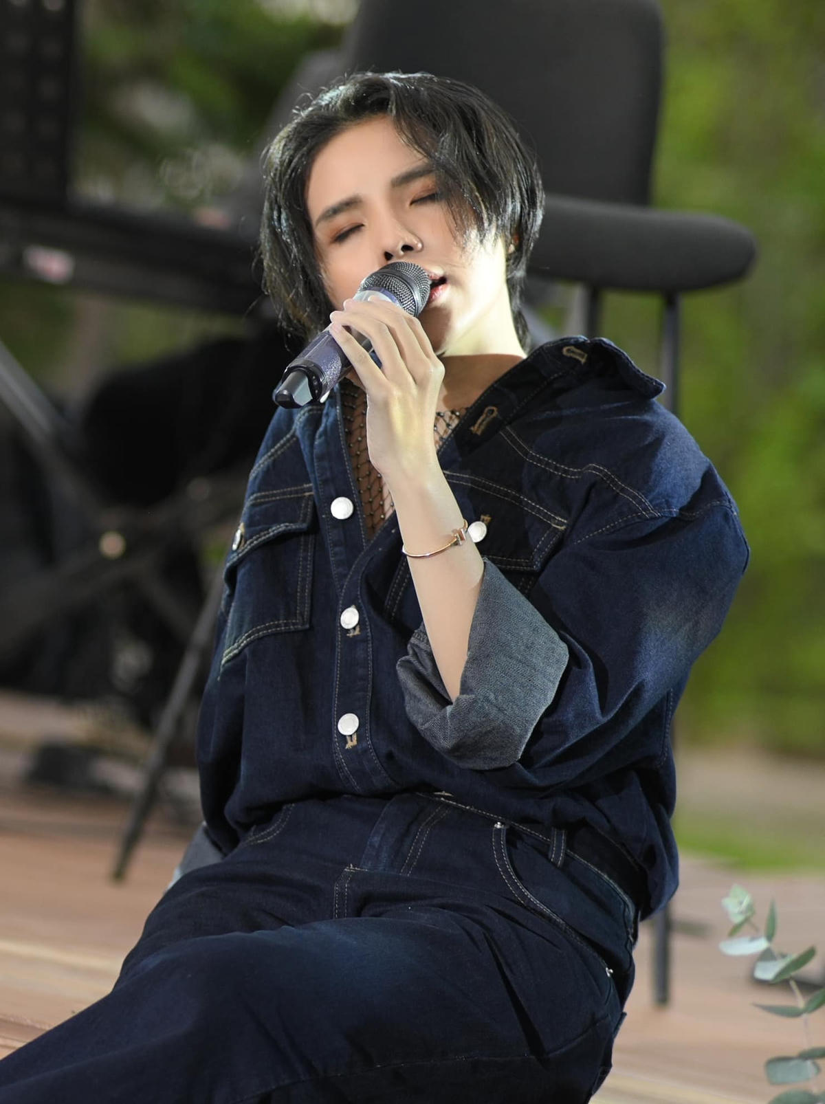 Album lấy hình ảnh ẩn dụ về không gian vũ trụ để diễn tả sự đơn độc giữa các mối quan hệ tình cảm.