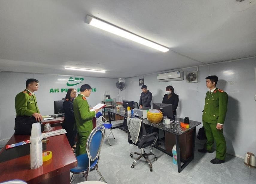 loat-lanh-dao-cong-ty-an-phat-plastic-bi-bat-ve-toi-tron-thue-ddk.jpg