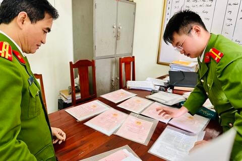 Lực lượng Công an huyện Triệu Sơn thu giữ các vật chứng của vụ án.