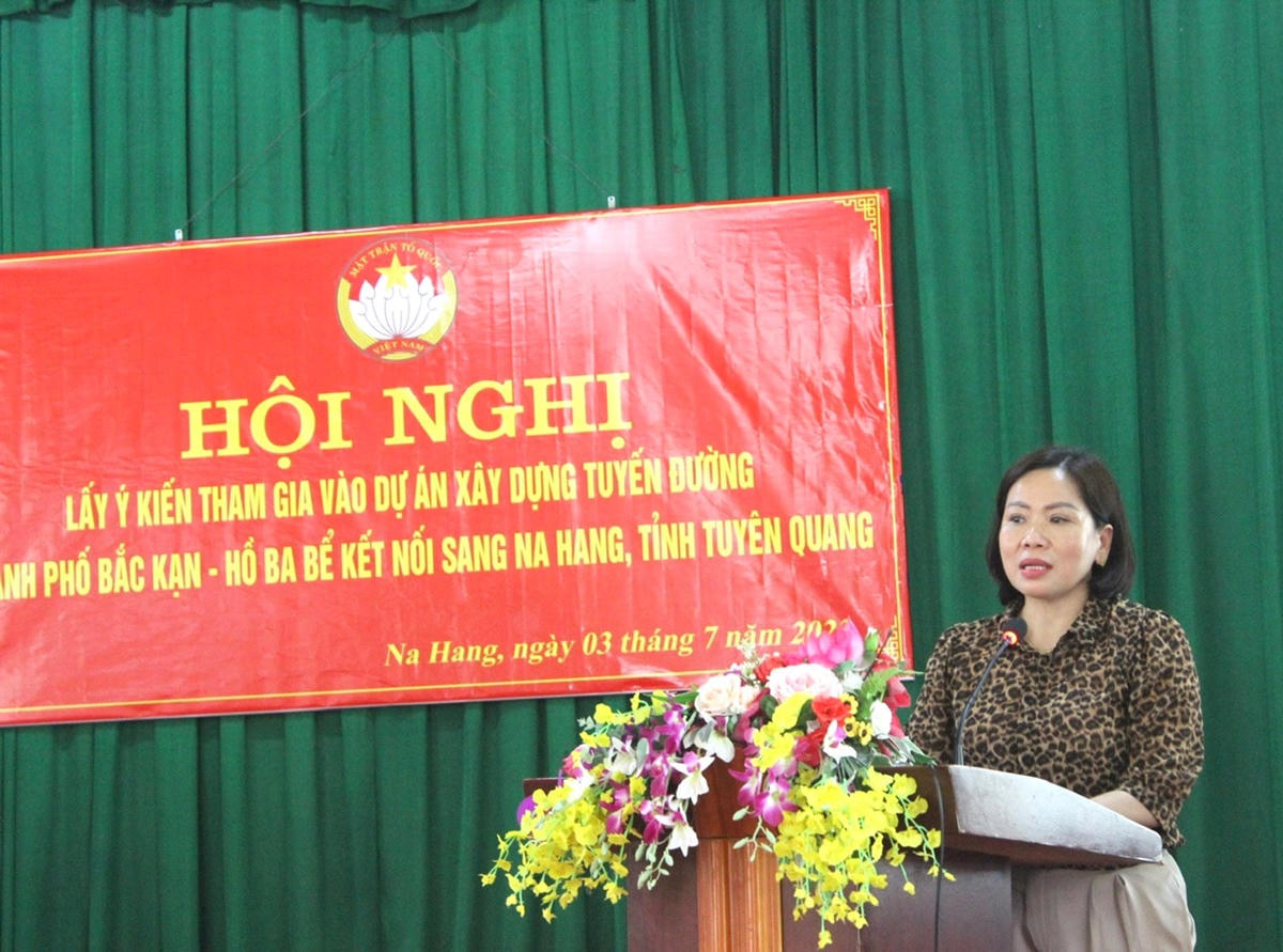 Bà Tăng Thị Dương, Phó Chủ tịch Ủy ban MTTQ tỉnh Tuyên Quang phát biểu tại Hội nghị.