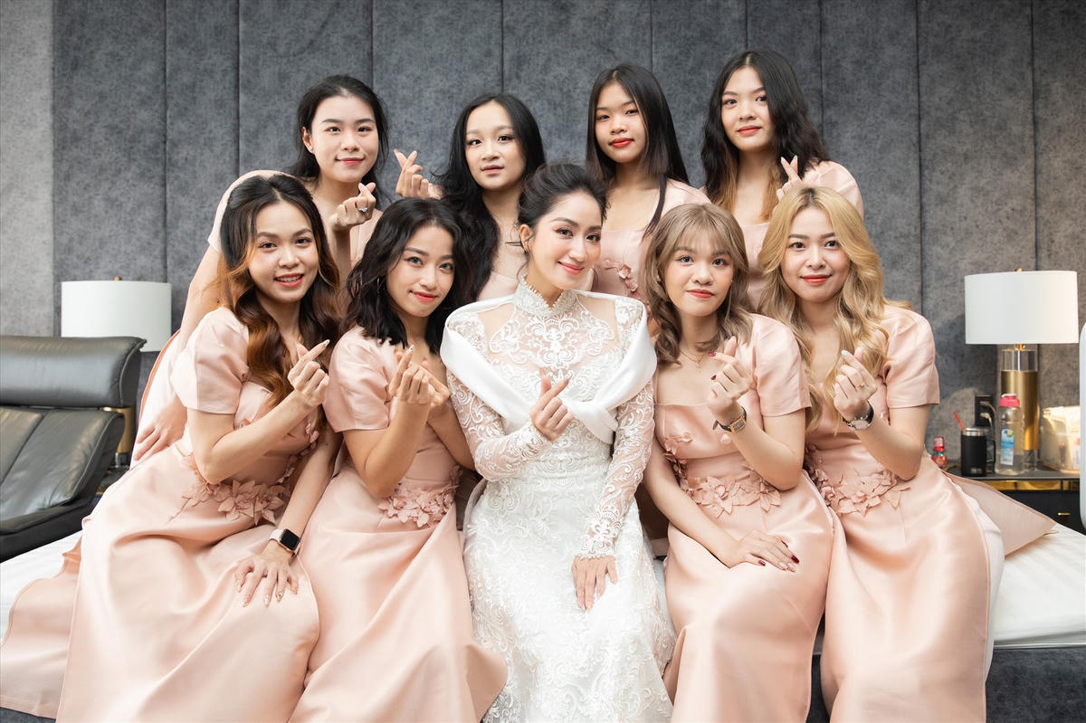 Dàn phù dâu đều là học trò củaKhánh Thi. Trong hôn lễ Khánh Thi yêu kiều với chiếc áo dài cưới được thiết kế sang trọng của nhà thiết kế Anh Thư. Đây là món quà mà Anh Thư đã gửi tặng cho người bạn thân trong ngày trọng đại. Ảnh: MXH.