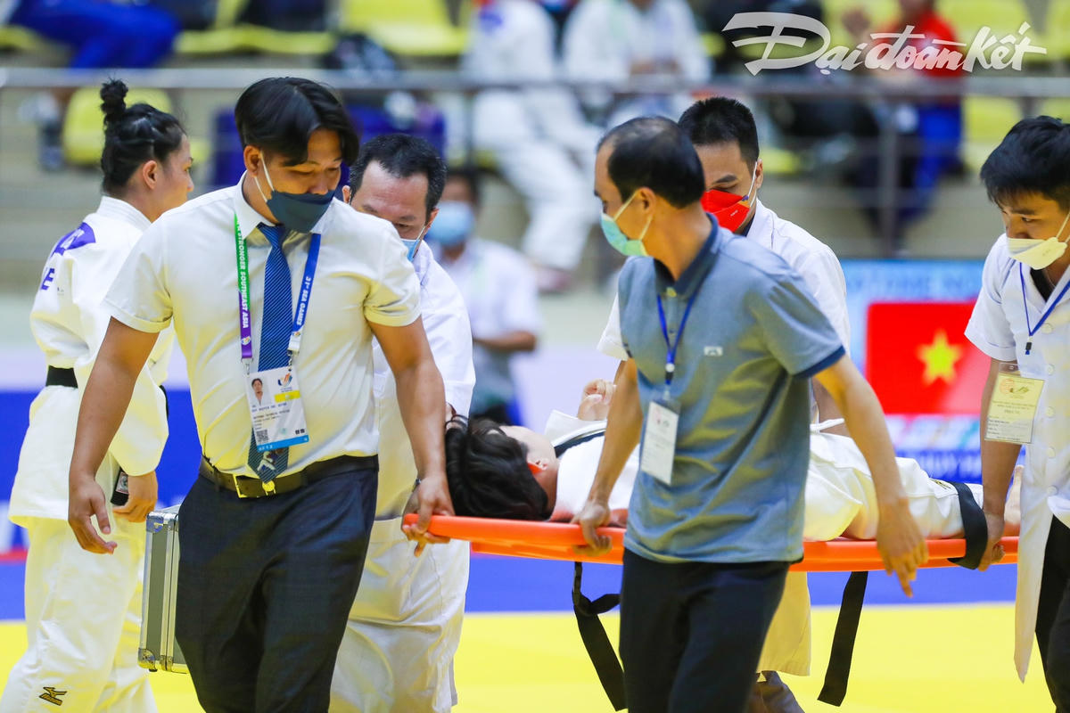 Nhân viên y tế đã phải đưa vận động viên Trần Lê Phương Nga ra khỏi sàn thi đấu bằng cáng.