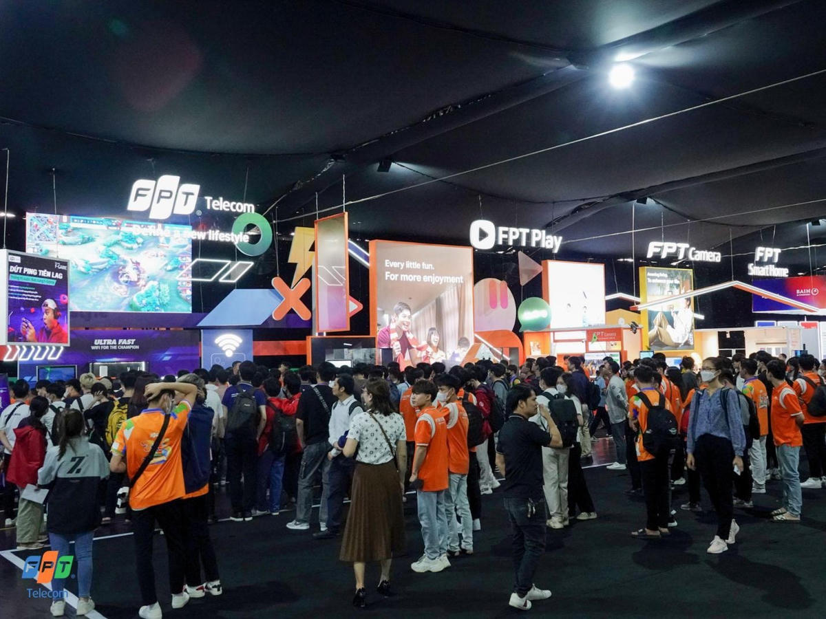 Booth FPT Telecom thu hút sự quan tâm từ đông đảo sinh viên, khách hàng doanh nghiệp tới tham gia.