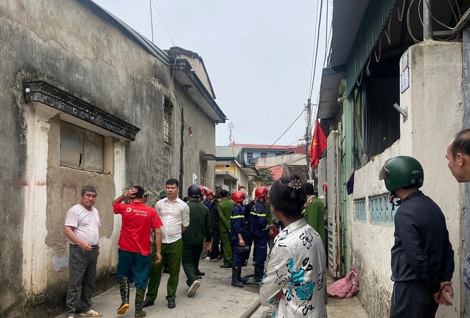 Người dân trong làng cổ Đông Sơn bàng hoàng trước hành động tự thiêu của người đàn ông.