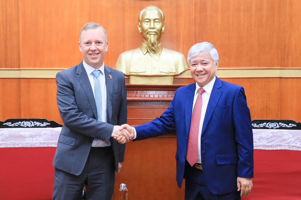 Chủ tịch Đỗ Văn Chiến tiếp Đại sứ Gareth Ward. Ảnh: Quang Vinh.