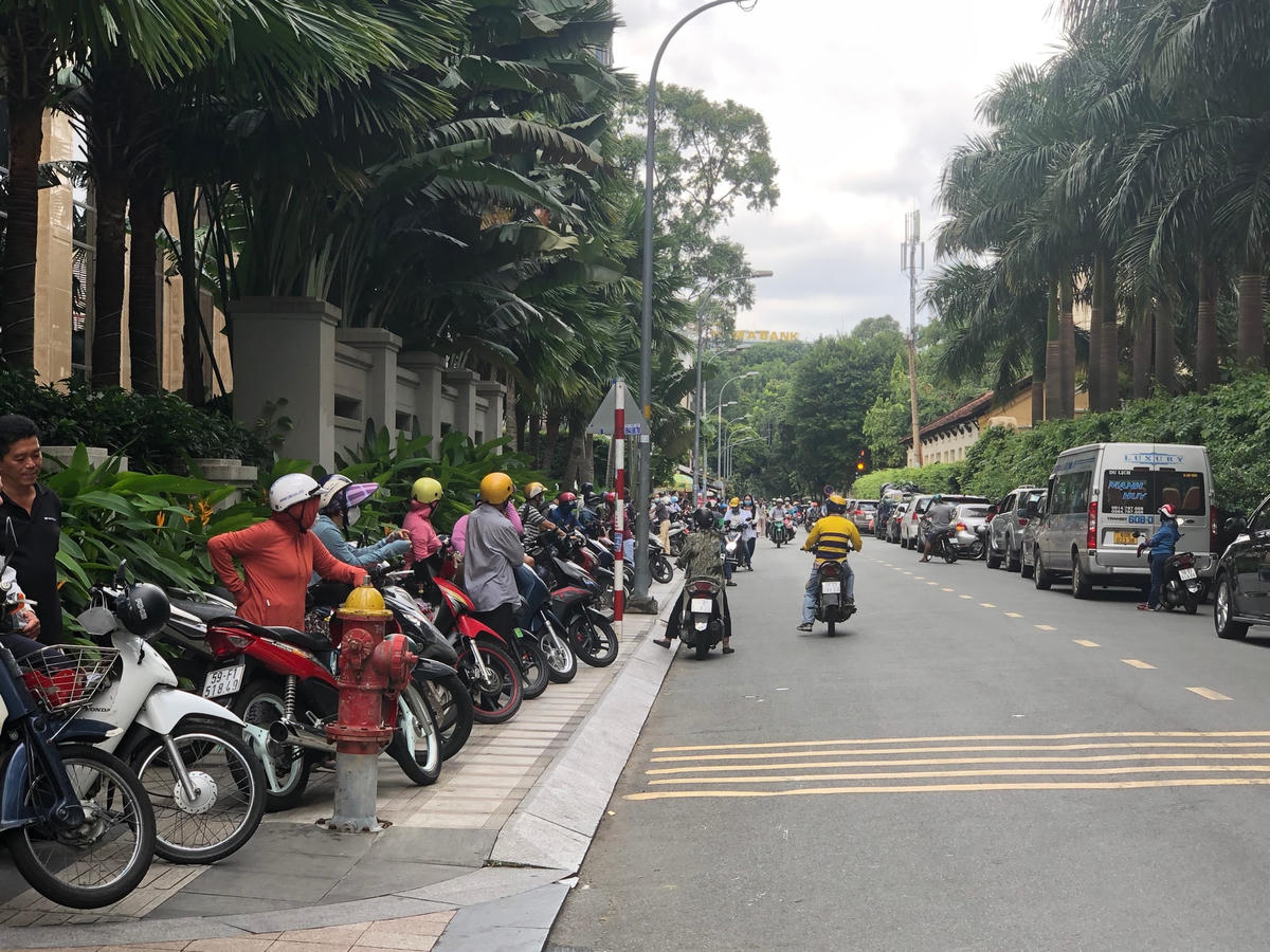 Cả hai hành lang vỉa hè đường Ngô Thời Nhiệm (quận 3, TPHCM) trở thành nơi đậu đỗ xe ô tô, xe máy tự phát, người đi bộ phải di chuyển dưới lòng đường. Ảnh: Hồng Phúc.