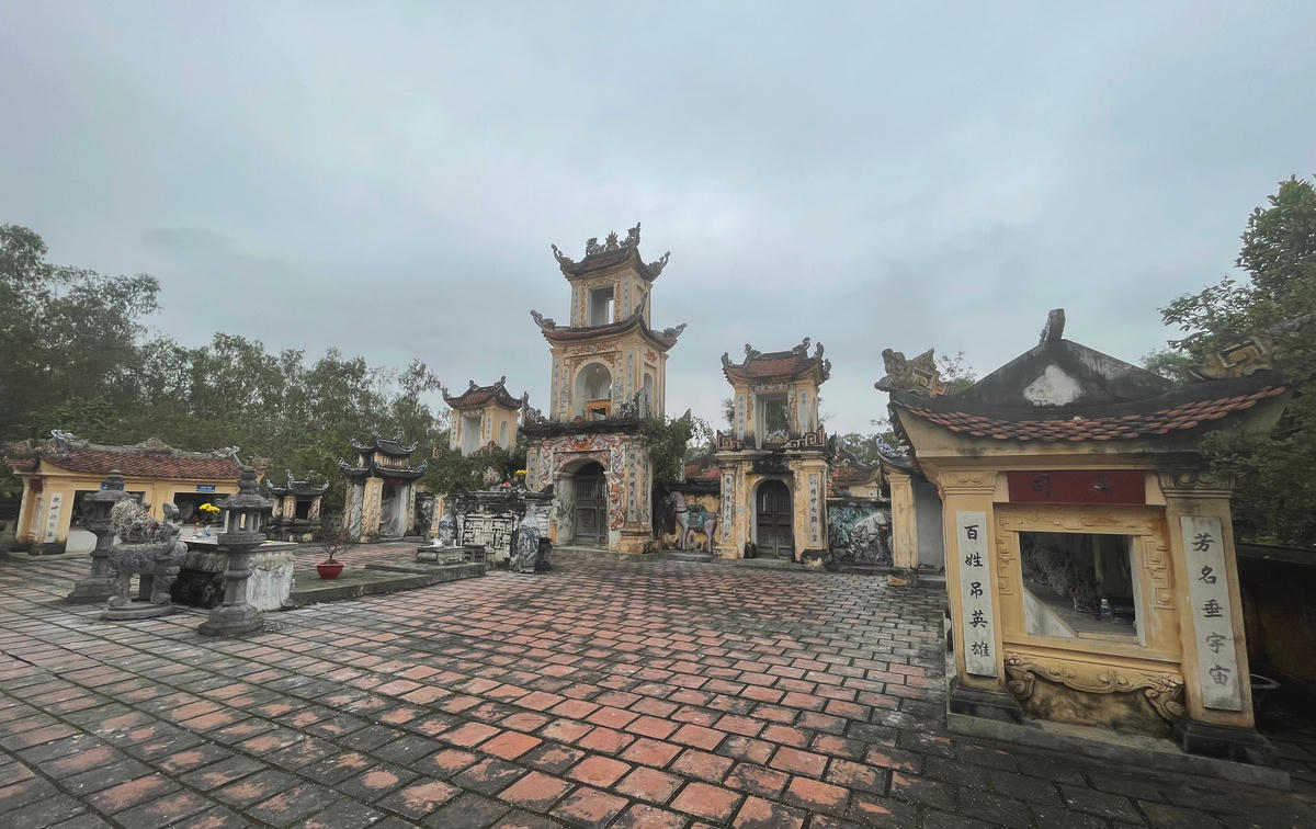 Cổng tam quan dẫn vào đền có kiến trúc hai tầng tám mái, hai bên đều khắc câu đối chữ Hán.