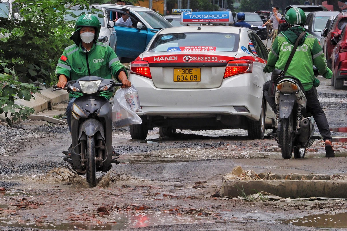 Thậm chí, có những chiếc hố ga nằm ngay giữa đường nhưng không hề được che chắn, tiềm ẩn nguy cơ mất ATGT.