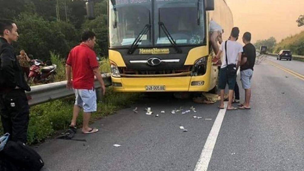 Hàng loạt vụ tai nạn thương tâm trên cao tốc Nội Bài - Lào Cai.