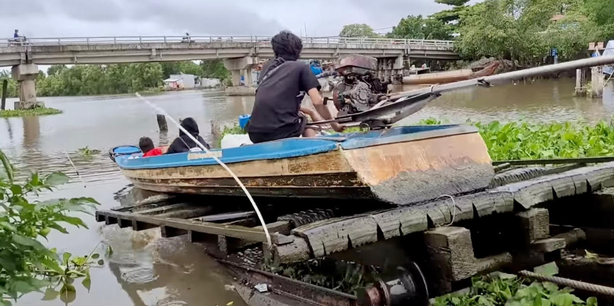 Mỗi lần di chuyển tiền phí khoảng 10 ngàn cho ghe vỏ lãi nhỏ.  
