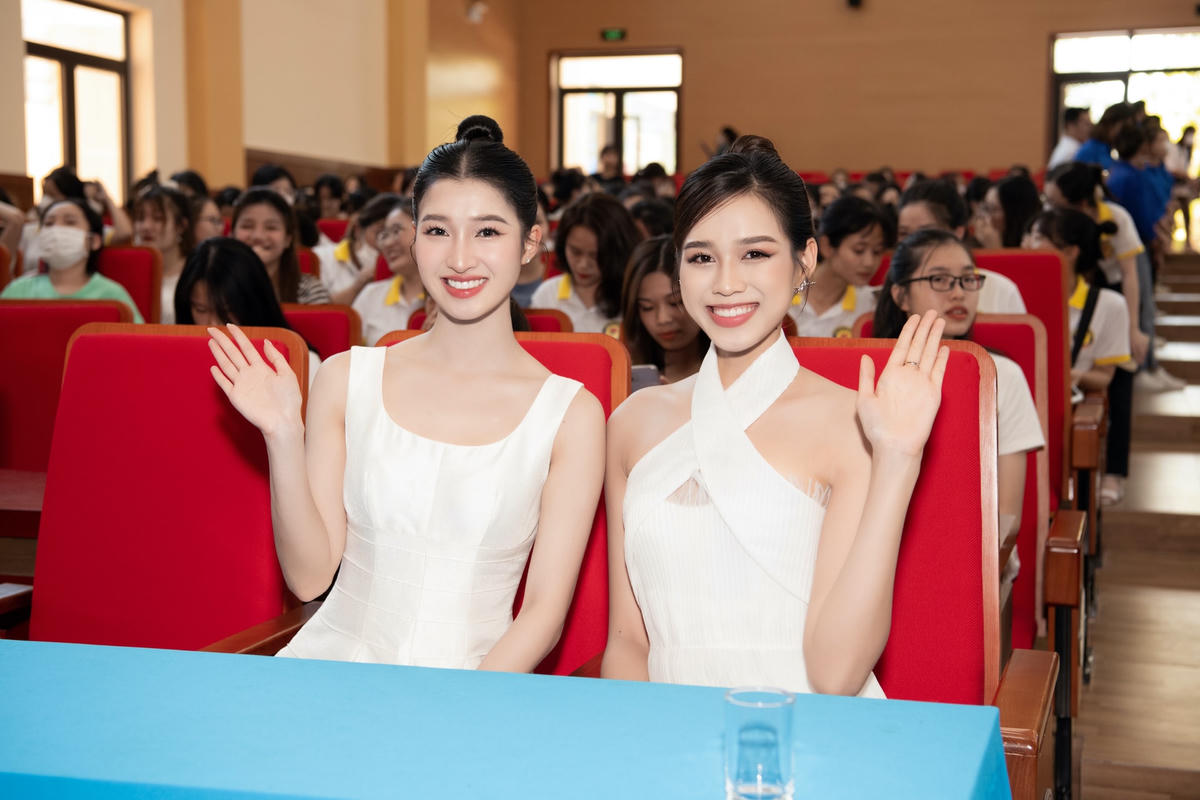 Sự hiện hiện của cả hai cũng tạo nhiều bất ngờ cho các bạn sinh viên.