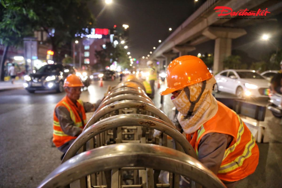 Ông Nguyễn Văn Hải, Cán bộ Ban Duy tu Sở GTVT Hà Nội chia sẻ, đặc thù của tuyến đường Nguyễn Trãi là có các mặt cắt không đồng đều, nhiều đoạn giao cắt, cho nên nút giao được lựa chọn thí điểm từ Ngã Tư Sở đến Khuất Duy Tiến. Do vậy, việc lắp hàng rào cứng sẽ được lựa chọn tại các vị trí không có điểm giao cắt. 